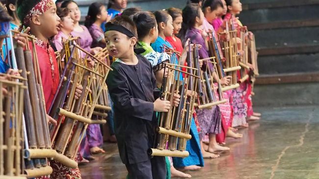 alat musik angklung berasal dari daerah